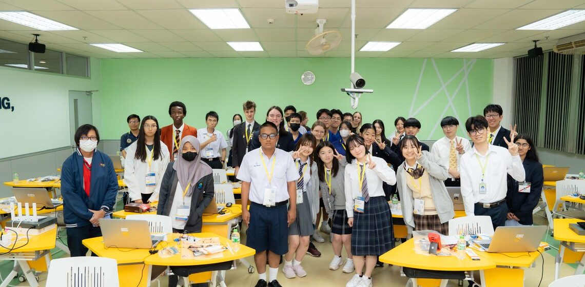 คณะ ICT ม.มหิดล (ICT Mahidol) เข้าร่วมจัดกิจกรรมเชิงปฏิบัติการทางด้านวิทยาศาสตร์และเทคโนโลยีในงาน “มหกรรมวิทยาศาสตร์นานาชาติ เทิดพระเกียรติ 70 พรรษา สมเด็จพระกนิษฐาธิราชเจ้า กรมสมเด็จพระเทพรัตนราชสุดา ฯ สยามบรมราชกุมารี ครั้งที่ 20 (International Students Science Fair (ISSF 2025))”