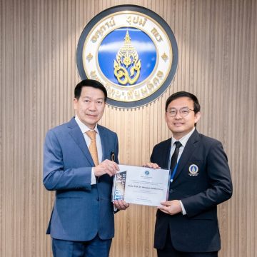 อาจารย์คณะ ICT ม.มหิดล (ICT Mahidol) รับมอบเกียรติบัตรแสดงความยินดีจากอธิการบดีมหาวิทยาลัยมหิดล เนื่องในโอกาสได้รับรางวัล Mahidol University’s Top 1% Researcher 2025